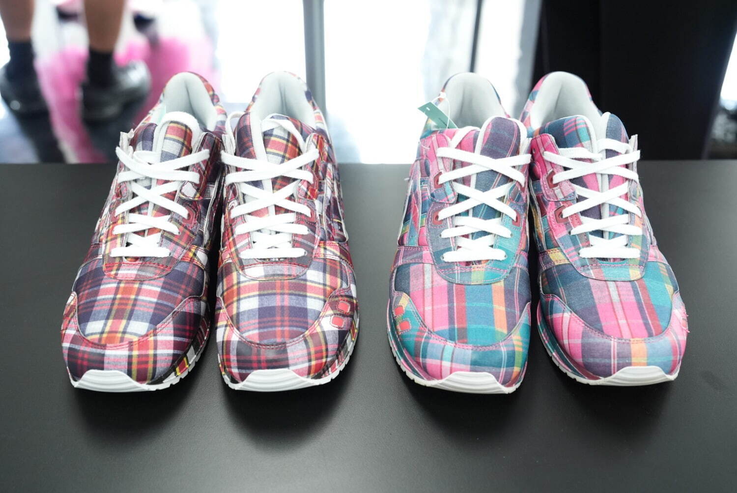 コム デ ギャルソン・シャツ×アシックスの“チェック柄”スニーカー