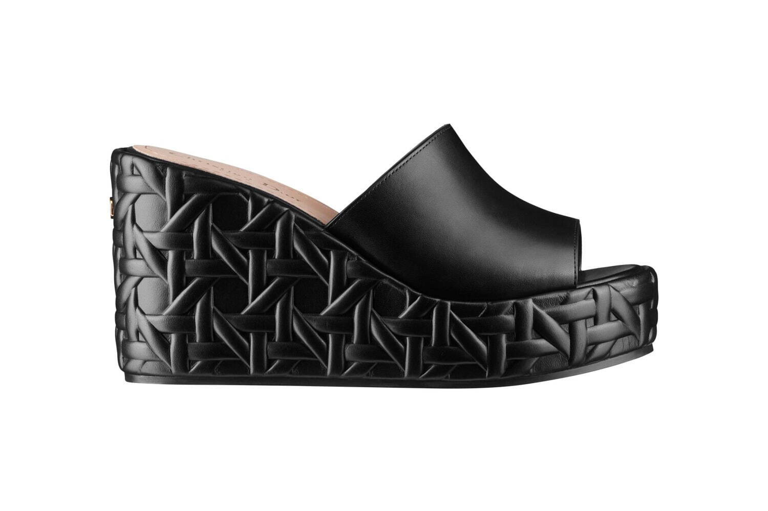 ディオールの厚底サンダル「アティチュード ディオール」“カナージュ