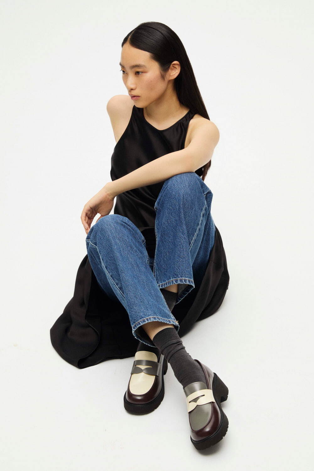 カンペール“左右非対称”「ツインズ」24年秋冬、厚底ローファーや鮮やか