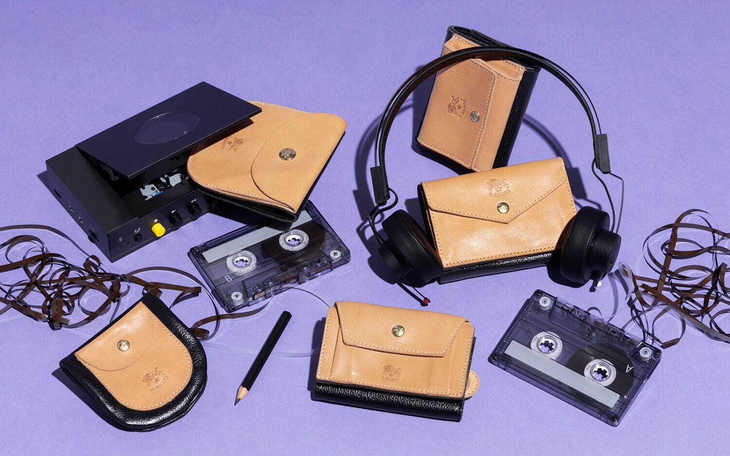 イル ビゾンテ24年秋冬のポケット付き財布、ヌメ革×黒レザーの3つ折り