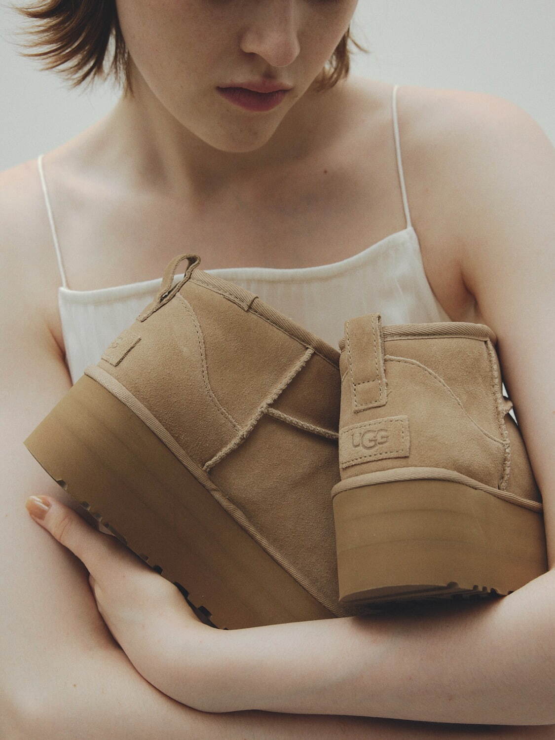 スナイデル / UGGの厚底ショートブーツ、柔らかなライトベージュの限定