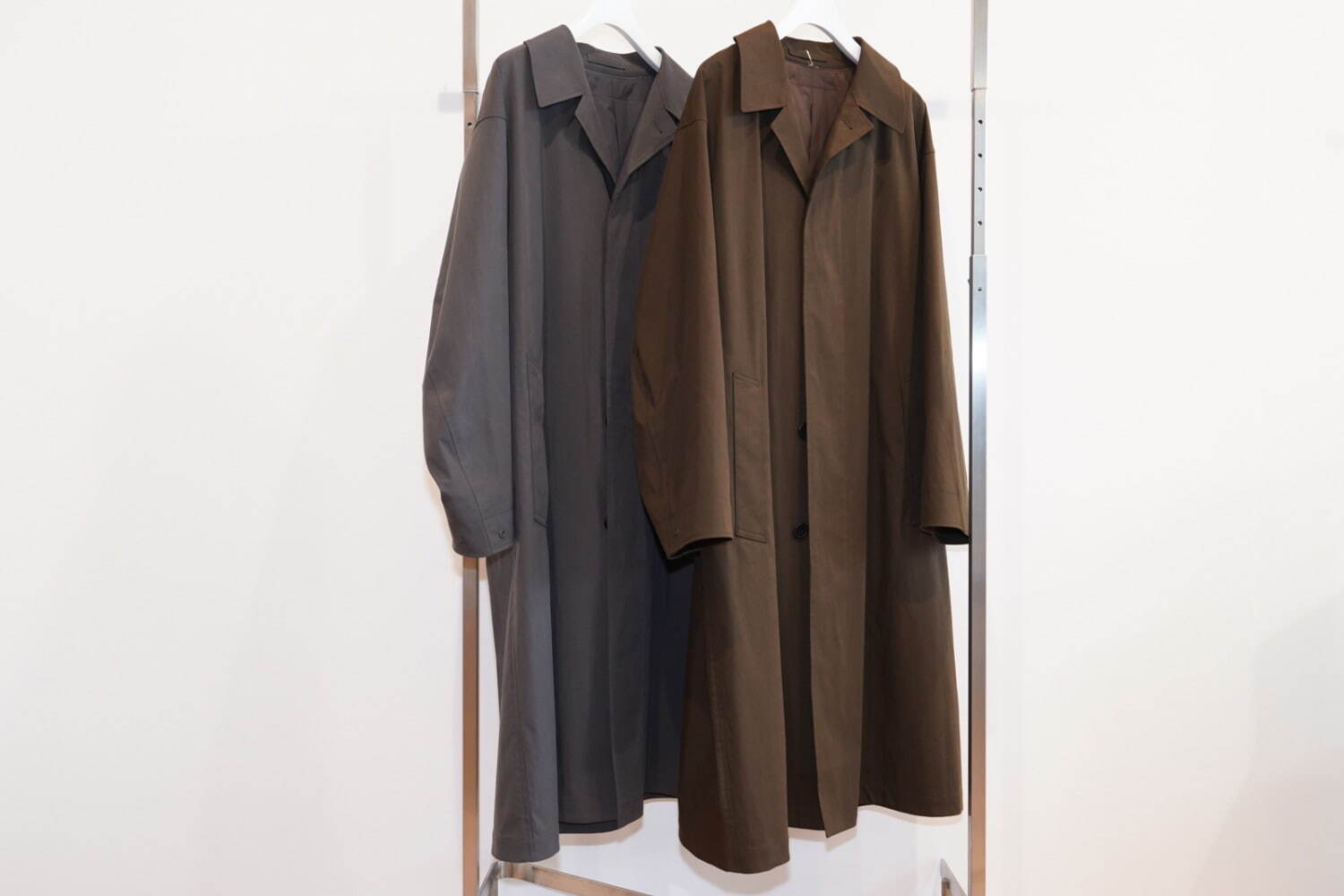 ユニクロ ユー24年秋冬メンズ、レインウェア風ステンカラーコート