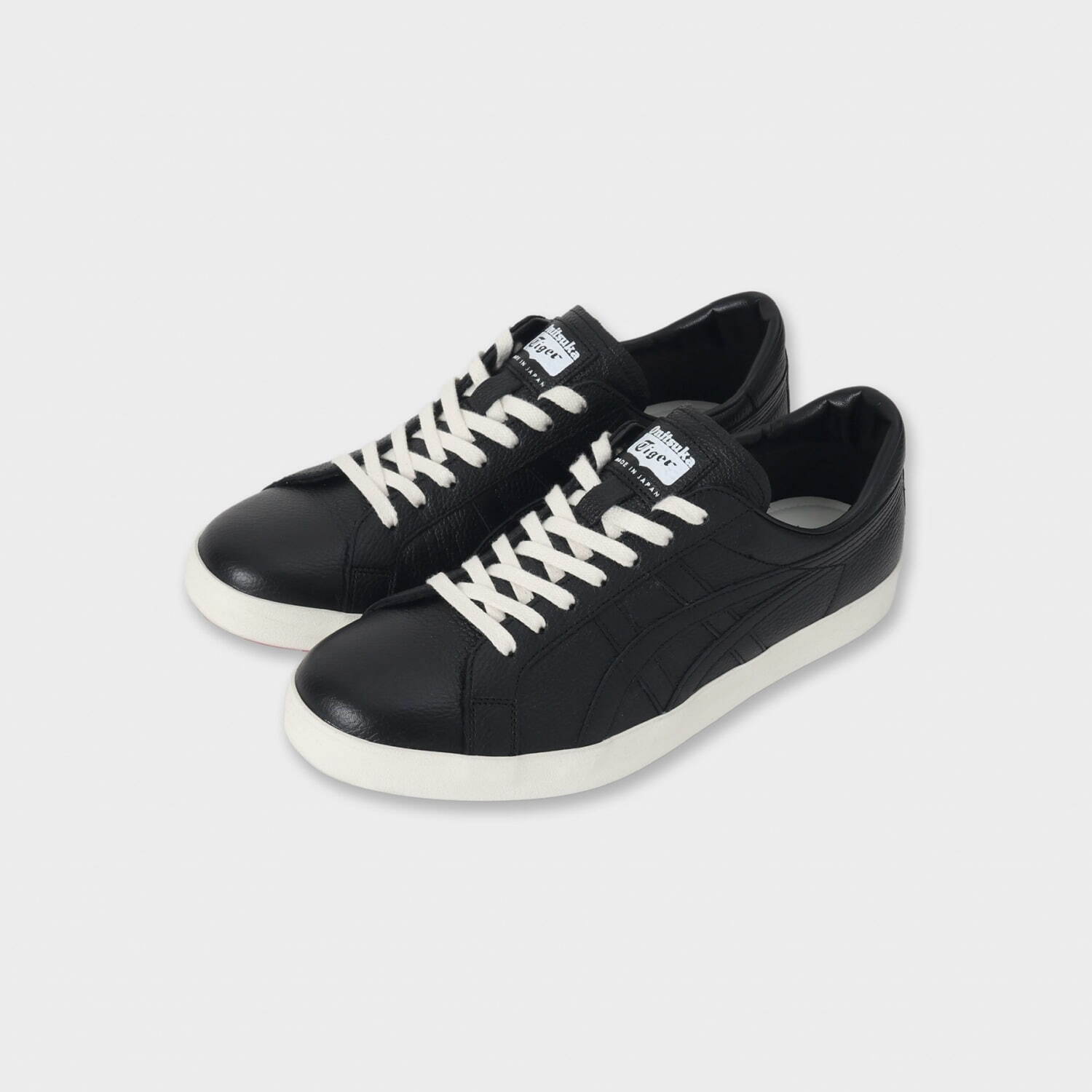 オニツカタイガー×チノ「ファブレ NM」スニーカー、左右非対称カラーの