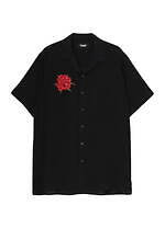ワイルドサイド ヨウジヤマモト“花刺繍”の半袖シャツ、色味を抑えた椿