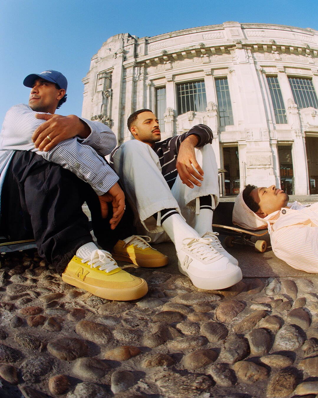 ストーンアイランド×ニューバランスのスケートシューズ、光で表情を