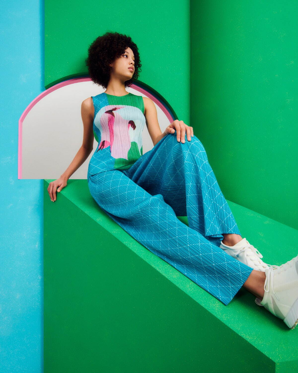 プリーツ プリーズ イッセイ ミヤケの服をまとった女性をカラフルに