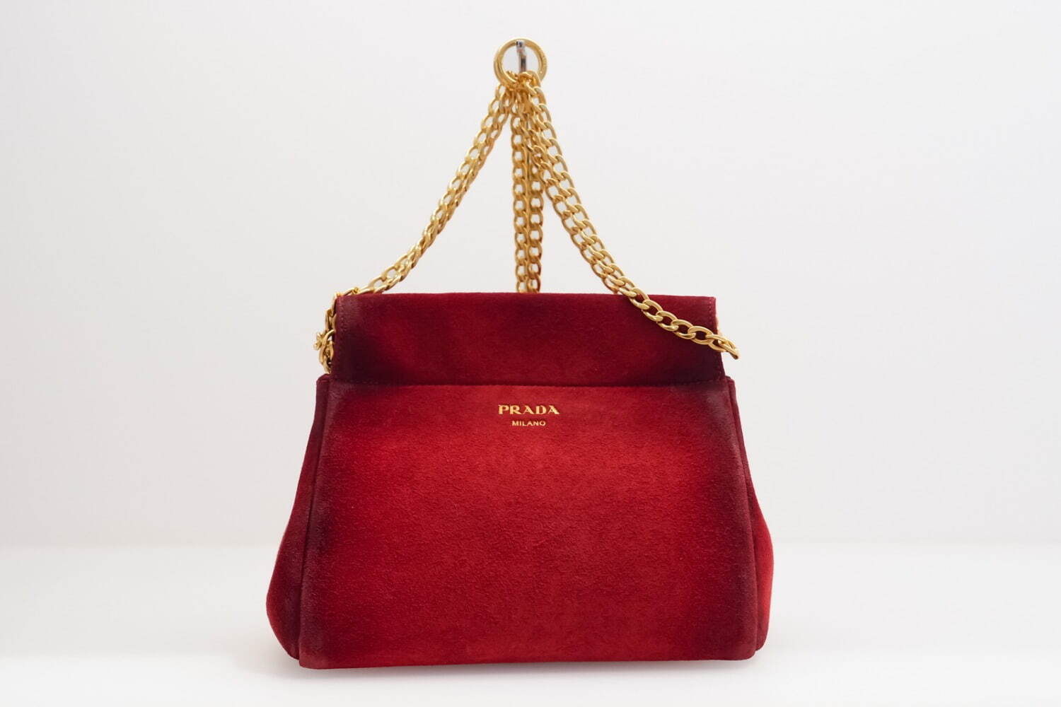 プラダのウィメンズバッグ、“ボール付きチェーン華やぐ”ナイロンバッグ