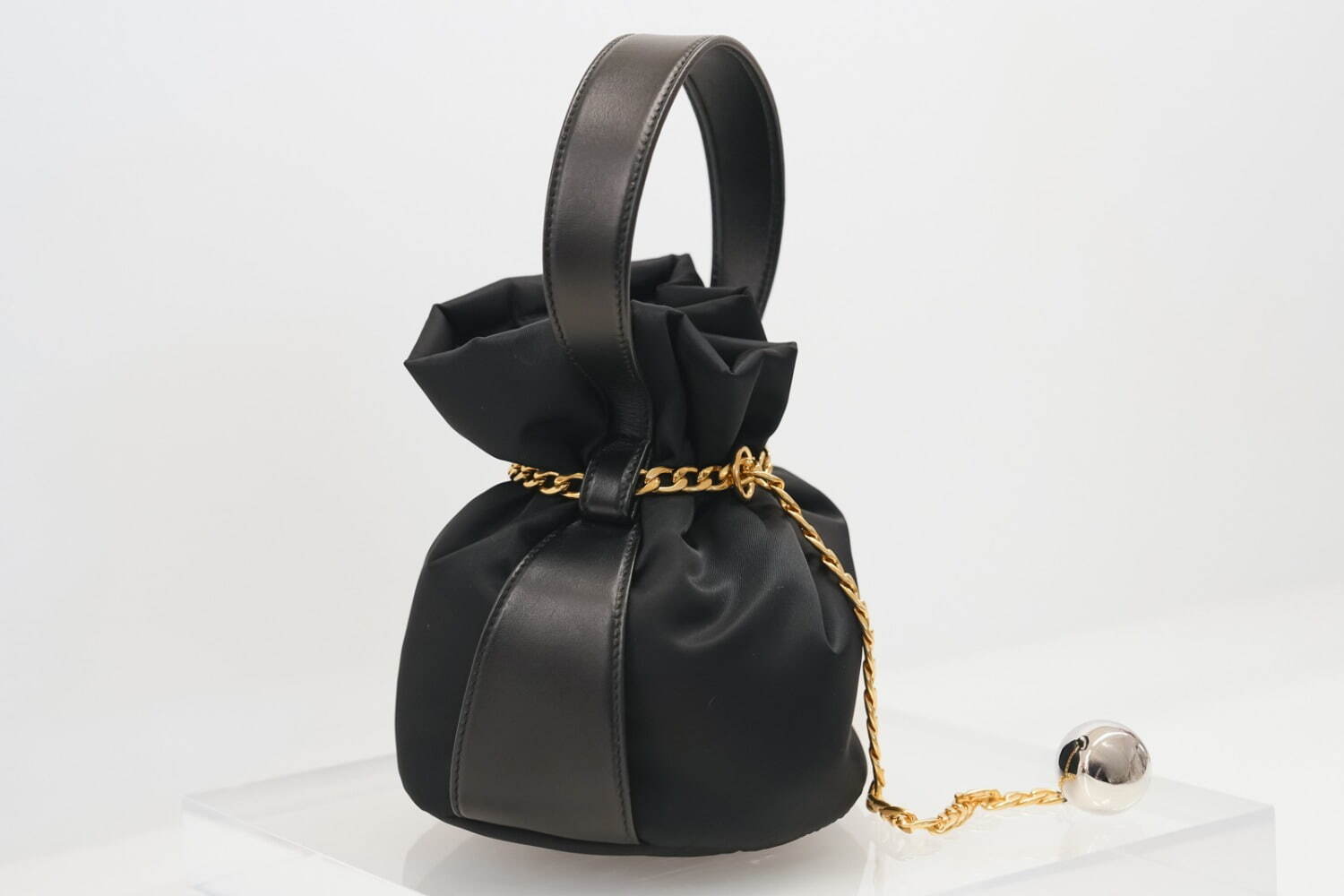 プラダのウィメンズバッグ、“ボール付きチェーン華やぐ”ナイロンバッグ