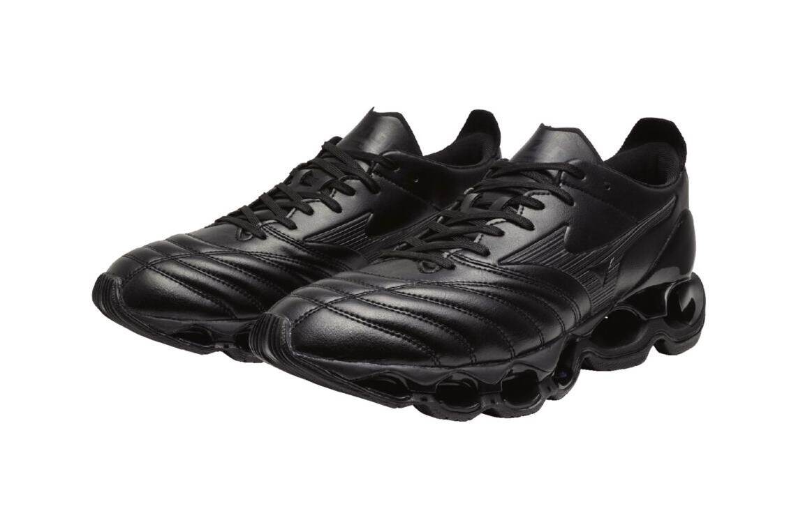 ミズノのオールブラックスニーカー、サッカースパイク風アッパーに空洞