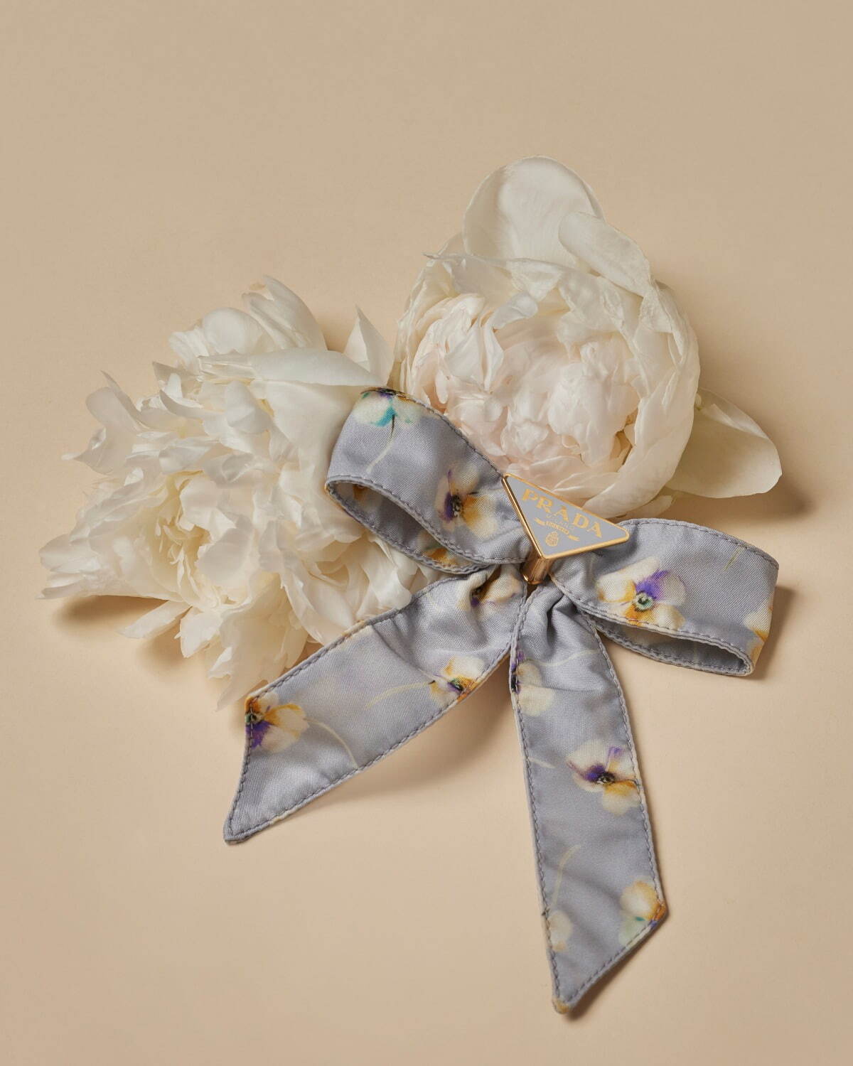 プラダ“パールブルー＆ピンク”のアクセサリー、花柄リボンのヘア