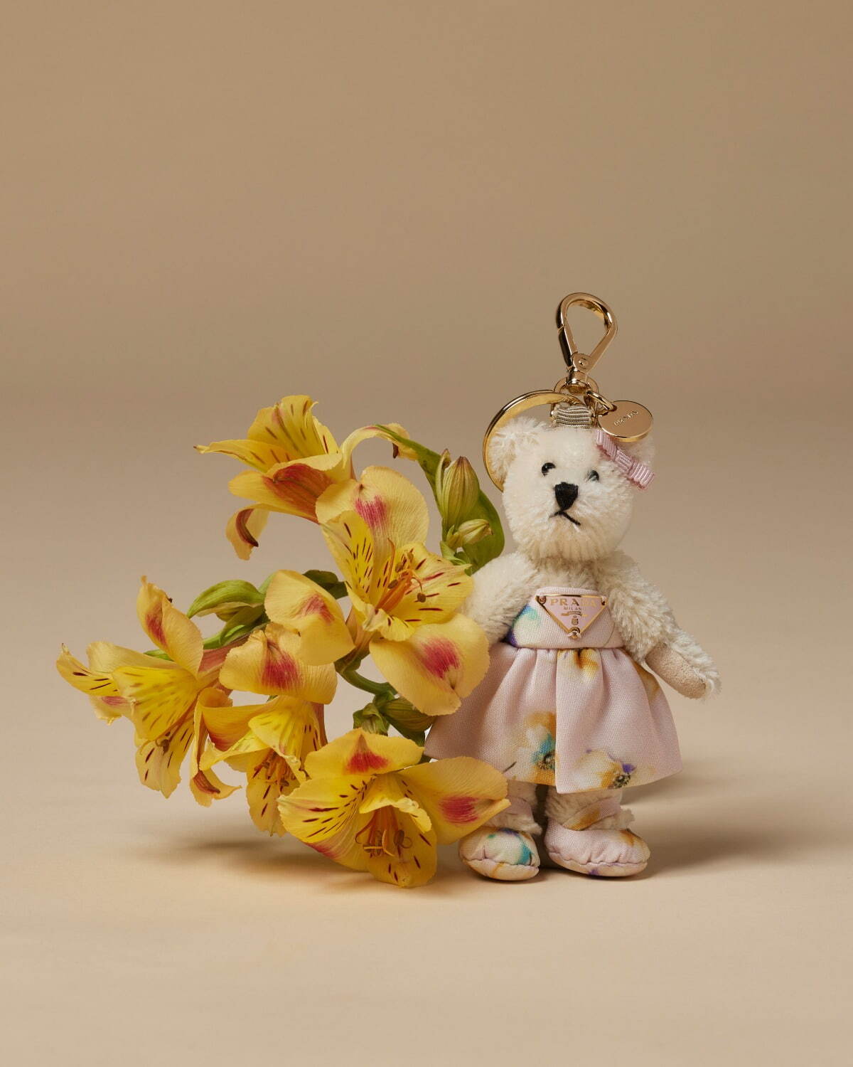 プラダ“パールブルー＆ピンク”のアクセサリー、花柄リボンのヘア