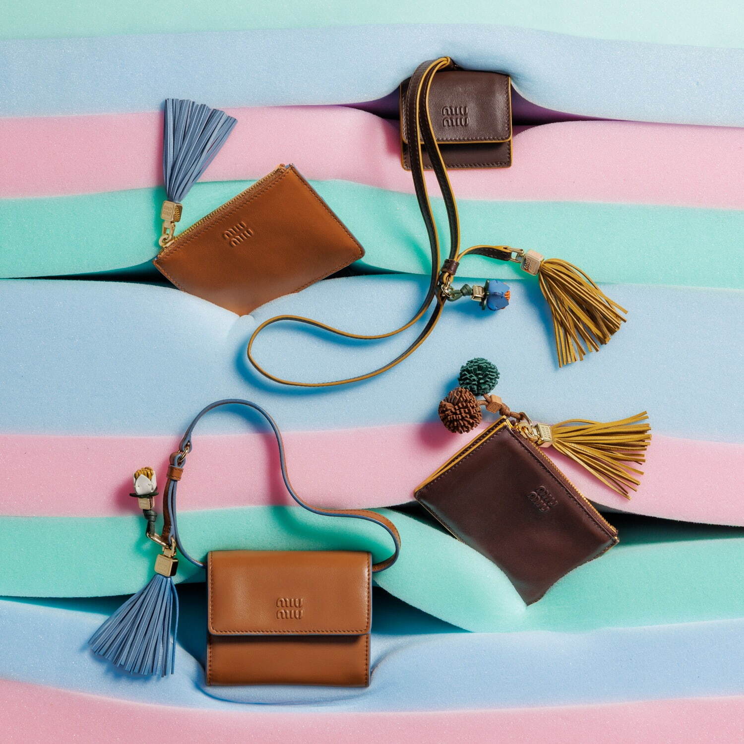 ミュウミュウのレザーグッズ、ショルダーストラップ付き財布やタッセル