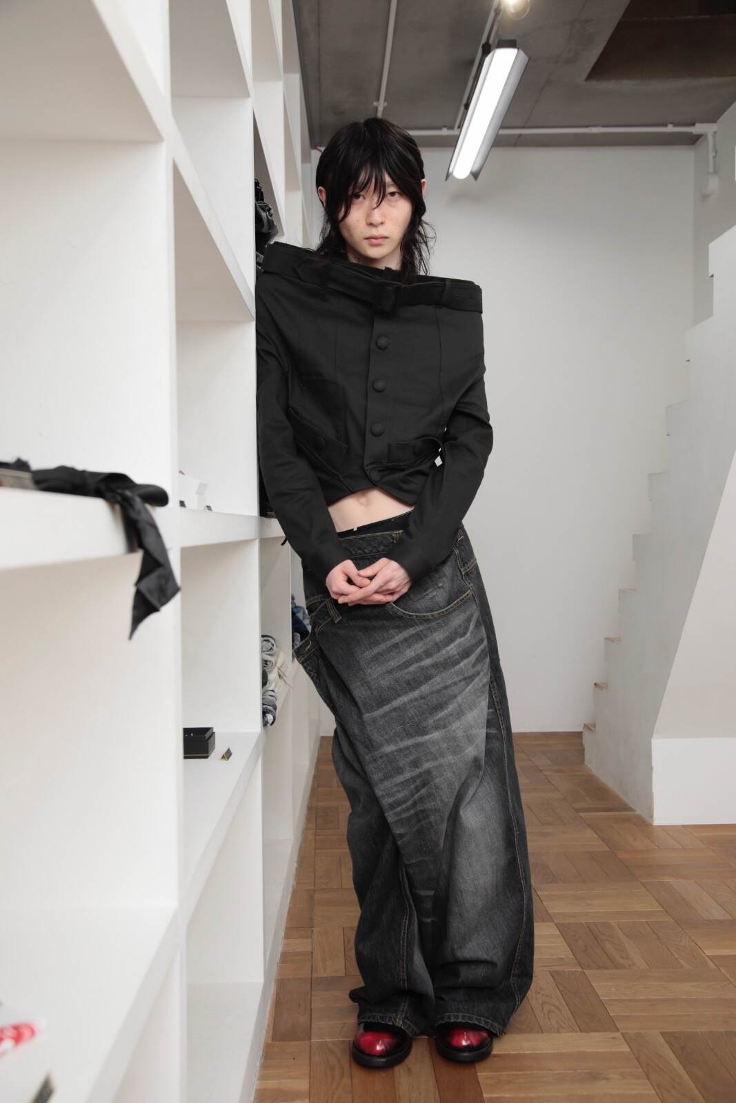 オリミ“オーバーラップ”仕様のビッグデニムパンツ、ウォッシュ加工の