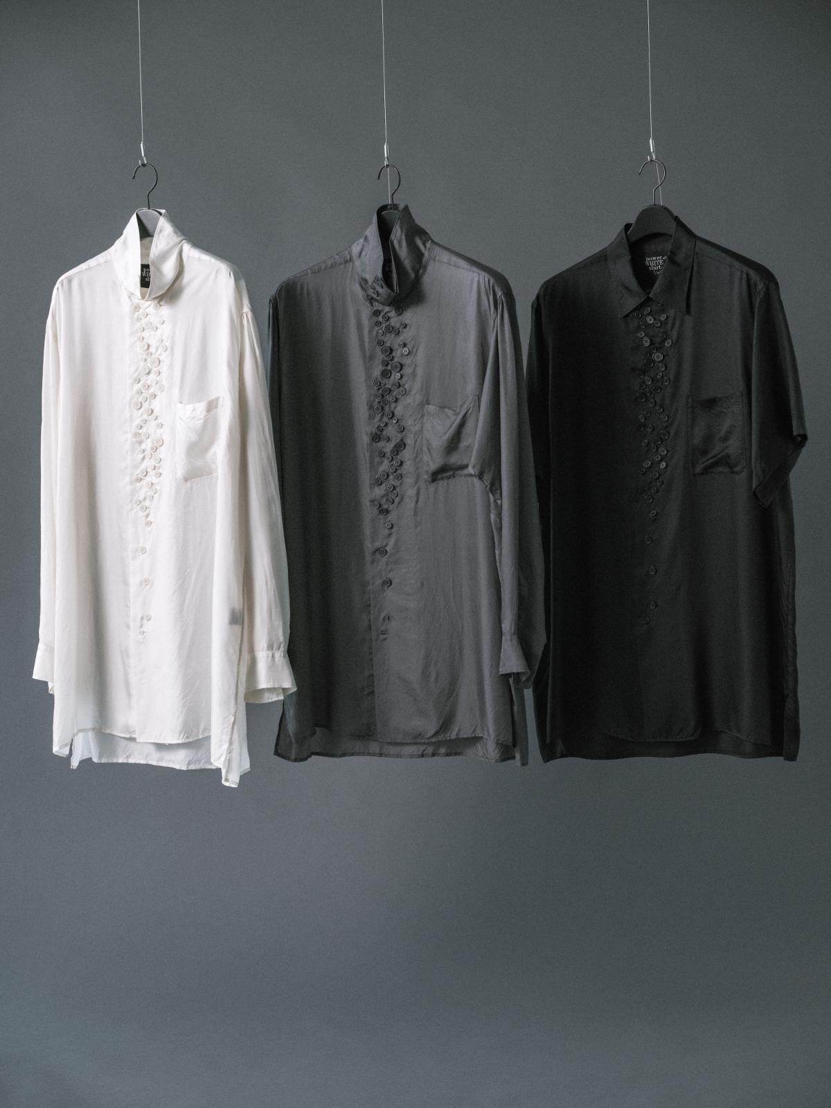 ヨウジヤマモト”多数のボタン”配した白シャツ、留め方でシルエットが