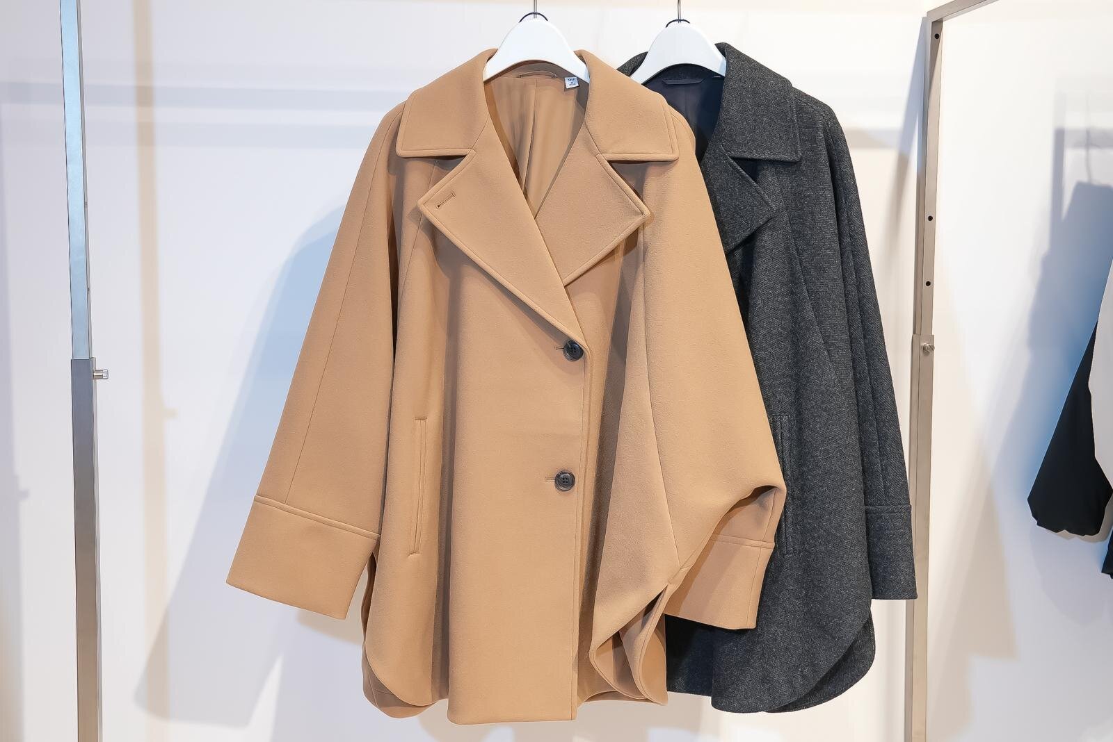 GU25年冬ウィメンズ、“軽くてやわらか”ハーフ丈ケープコート