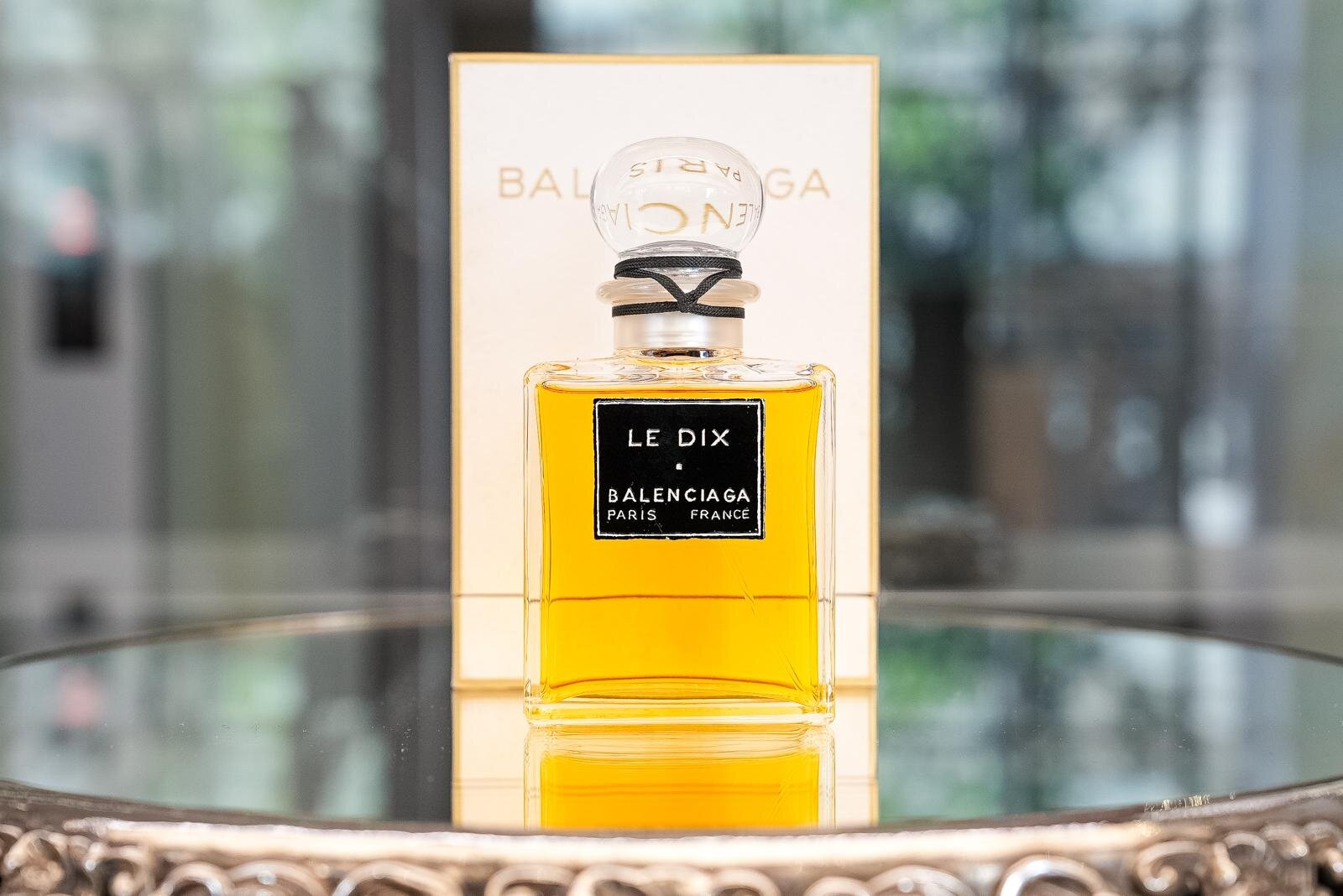 バレンシアガ10種のフレグランスコレクションを発表、メゾン初の香水を