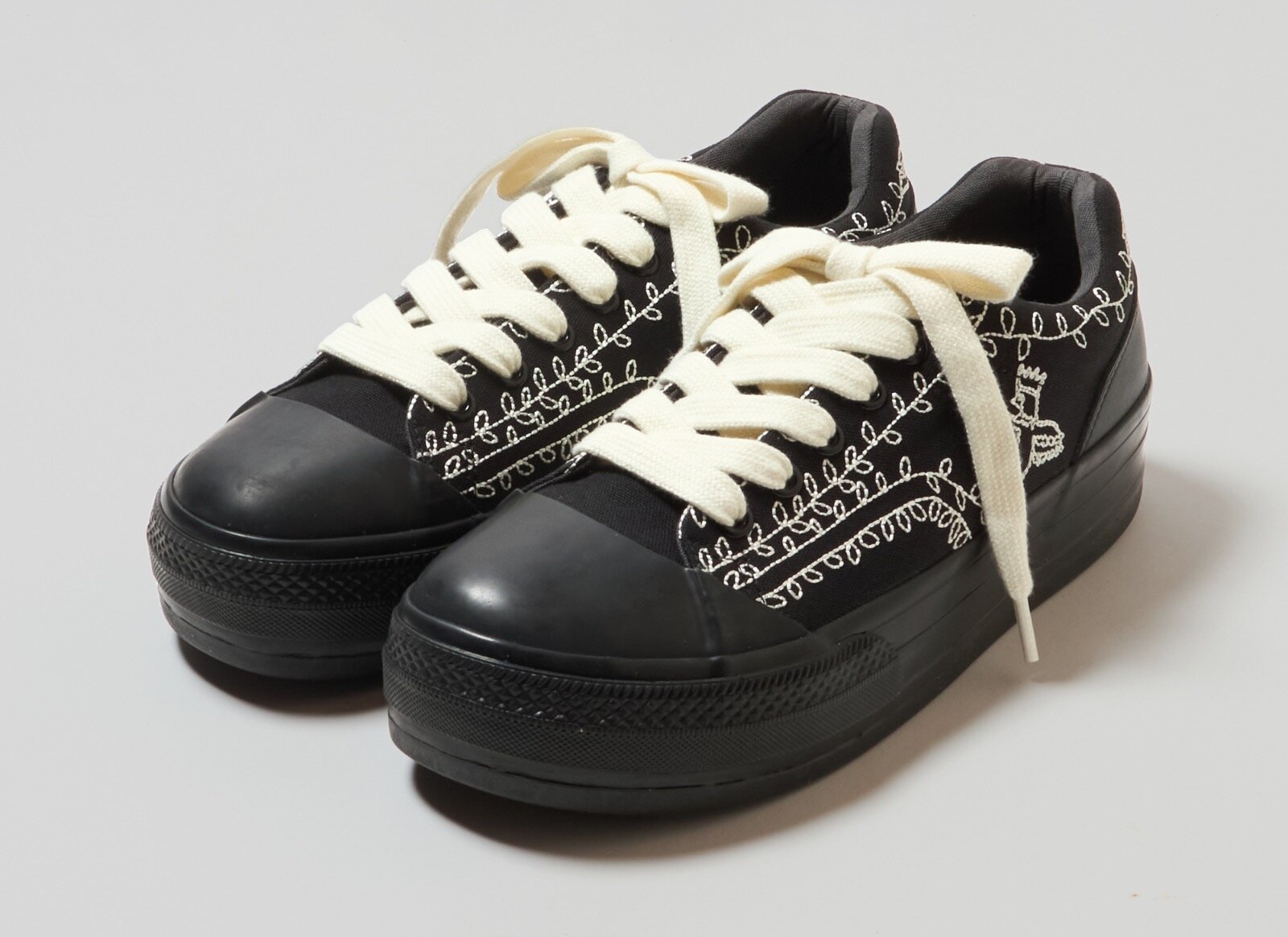 シンヤコヅカ×コンバース“アンティーク刺繍”着想のスニーカー、手描き