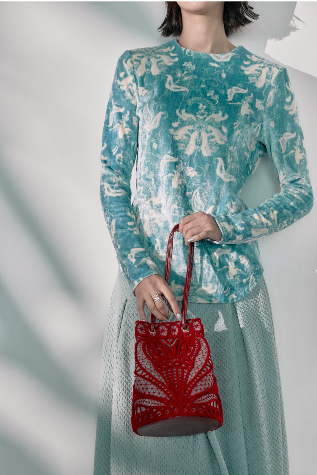 マメ クロゴウチ×ステュディオス“ボタニカル柄ベロア”のワンピース