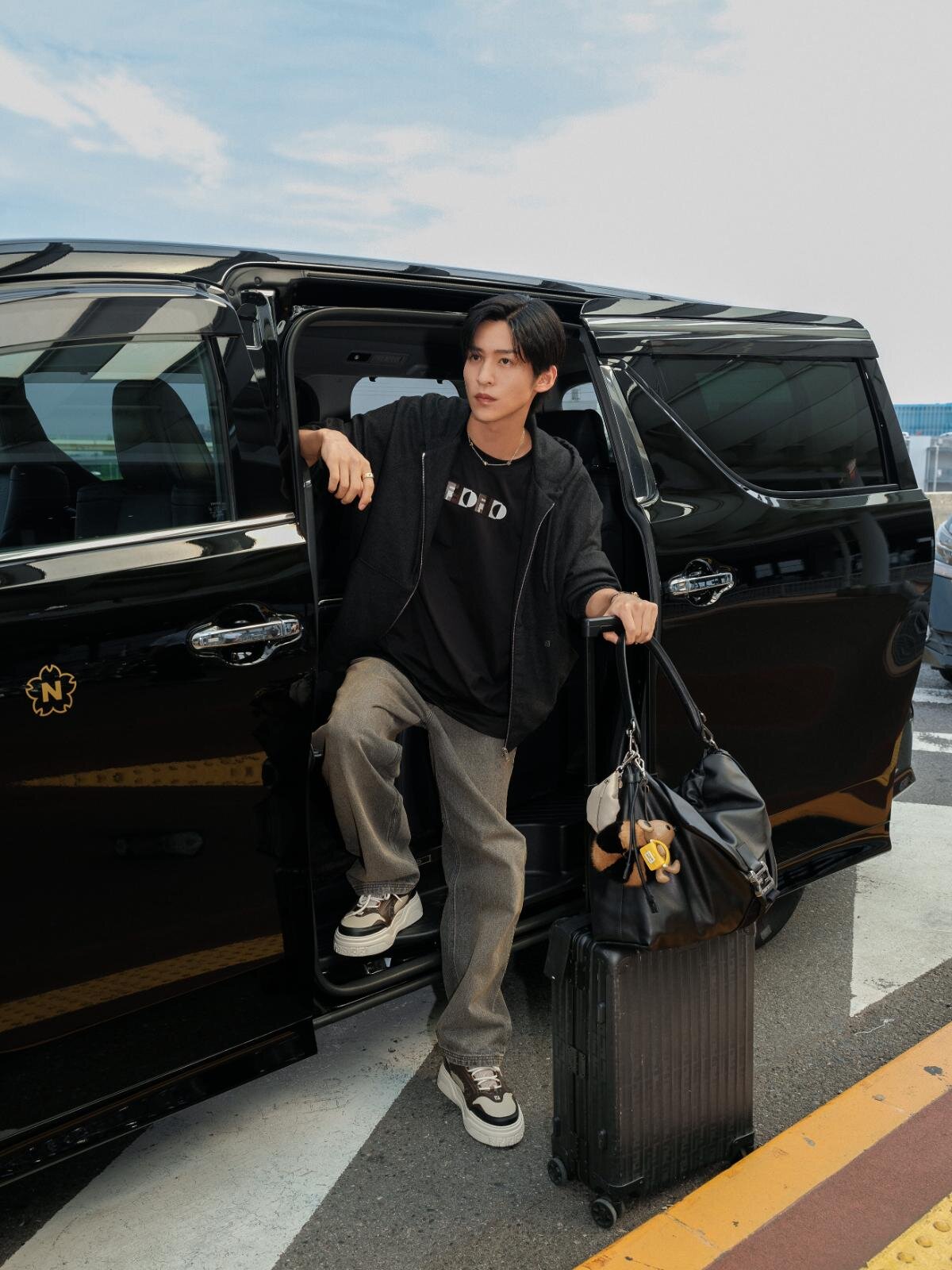 Snow Man目黒蓮がまとうフェンディのカシミヤスウェットやレザーバッグ