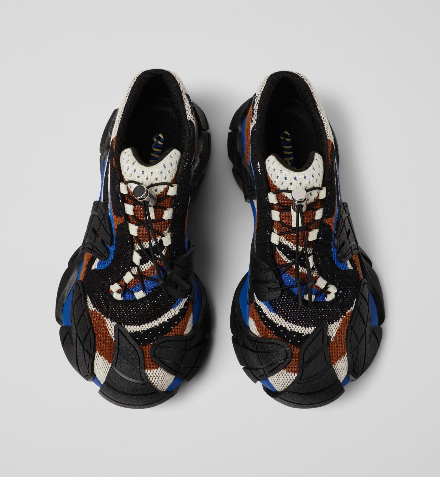 カンペールラボ、“まるでぬいぐるみ”モコモコシューズ＆渦巻きニット