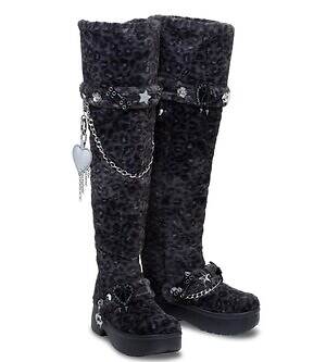 クロックス初ニーハイブーツ、もこもこレオパードファーに17個の