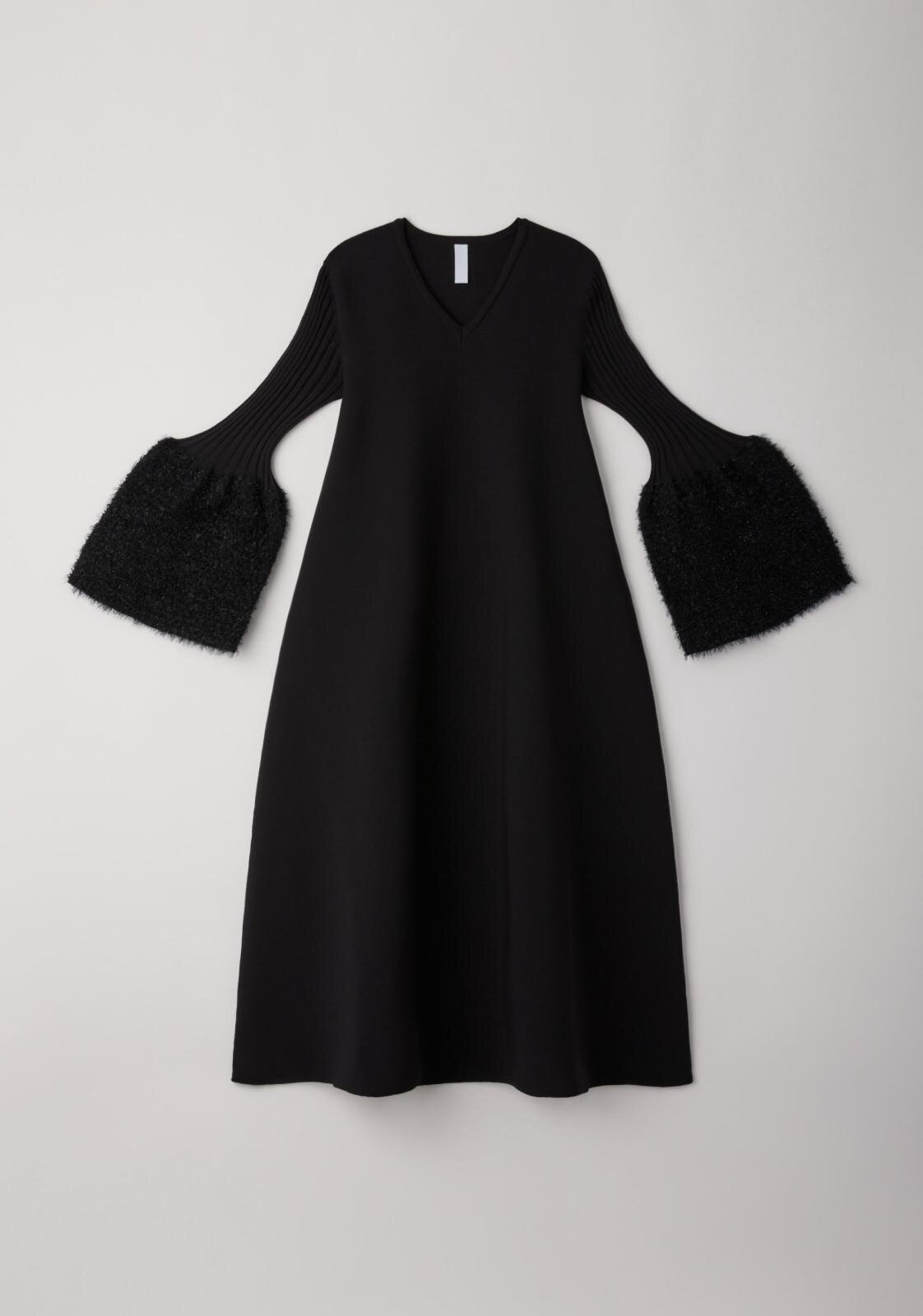 CFCL“グリッターきらめく”壺型ニットドレスがオフショルダーorベル