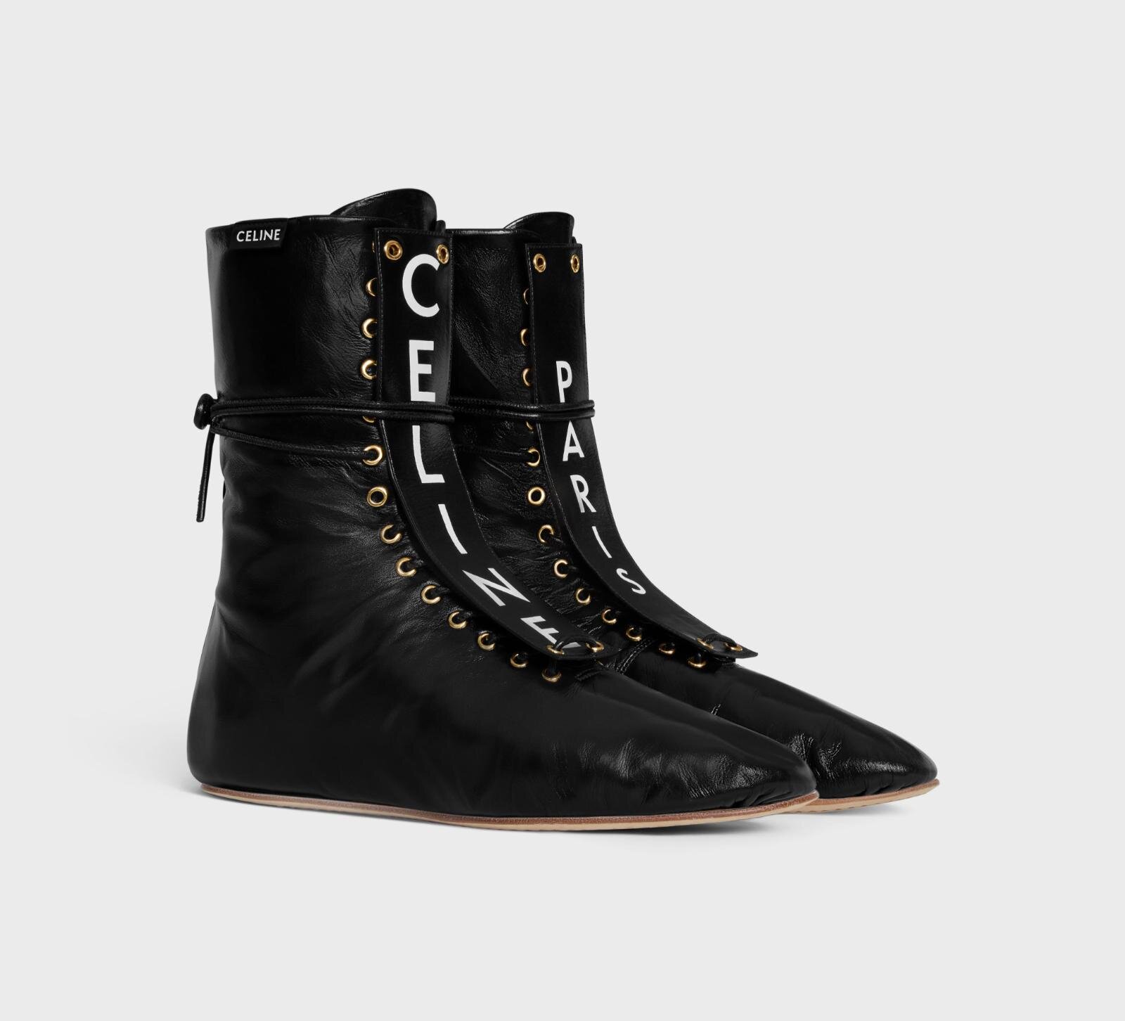 セリーヌ“フロントロゴ”のレースアップブーツ、足になじむレザー