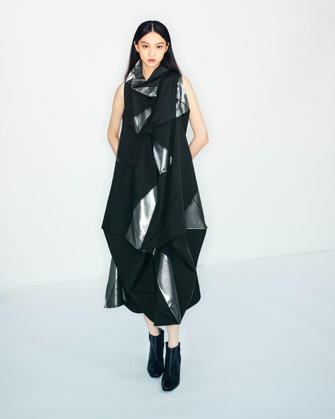 132 5. イッセイ ミヤケ“折り目が形作る”立体ワンピース＆フラットに