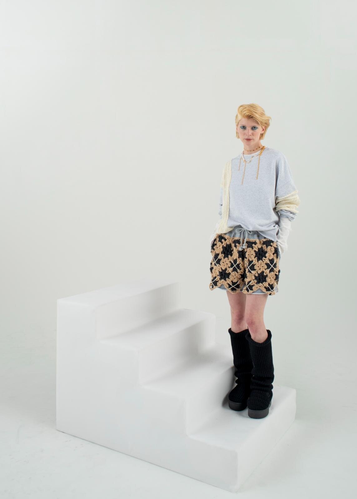 オダカ×スブ、“くしゅっと履ける”リブニットのルーズソックス型厚底