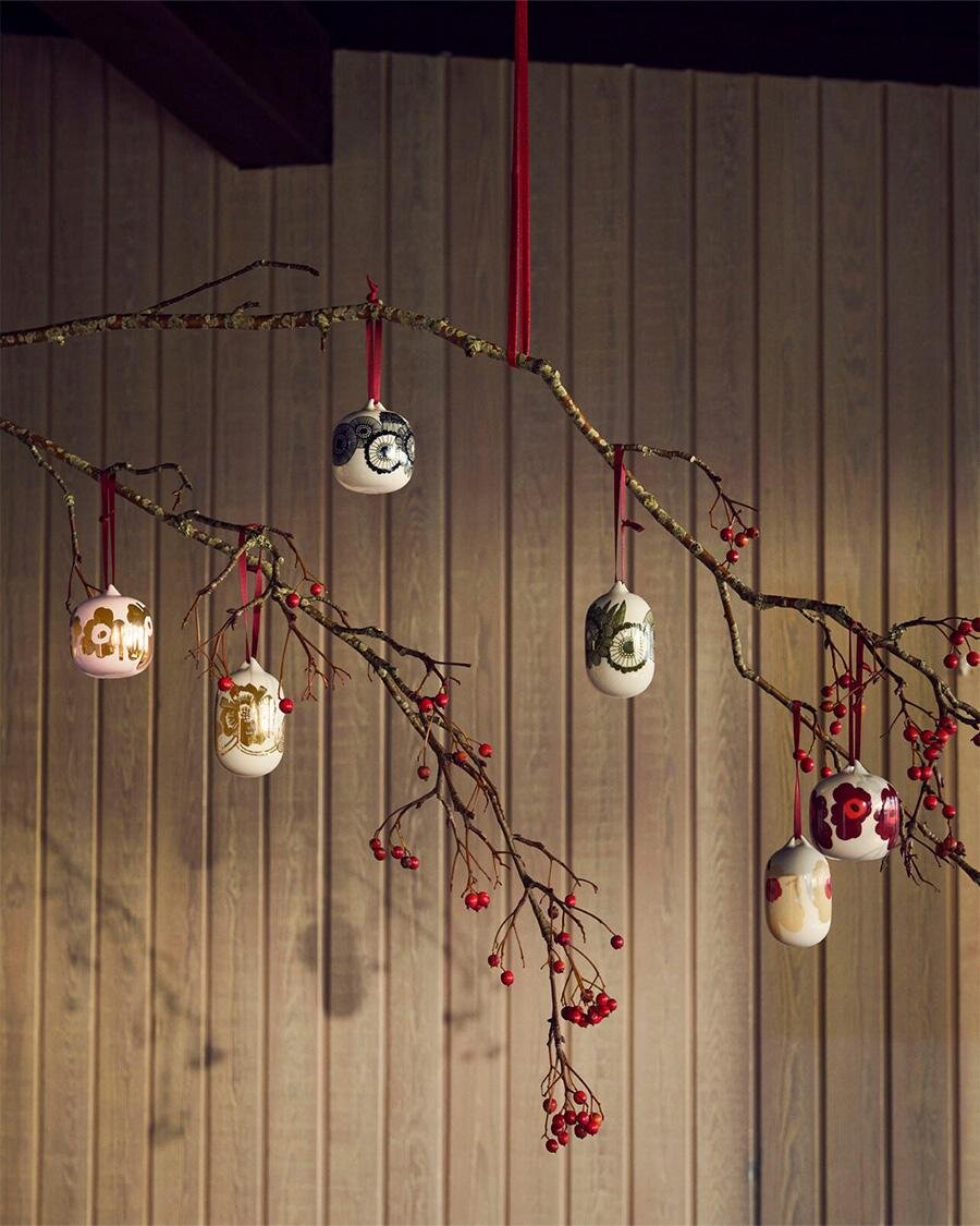 マリメッコのクリスマスグッズ - “花柄”オーナメントやマグ