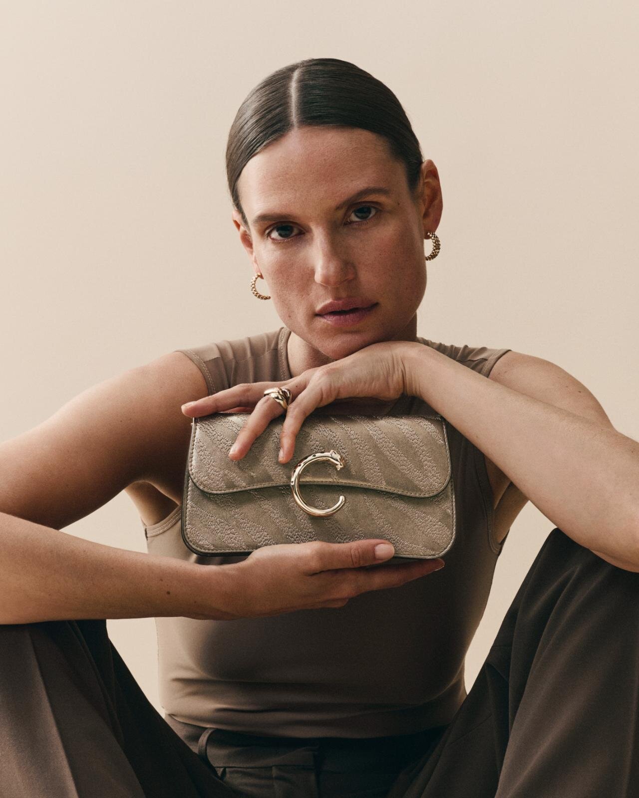 カルティエ“パンテールの斑点”ビーズ刺繍のミニチェーンバッグ、ラメ糸