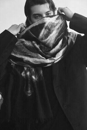 ディスコード ヨウジヤマモト“白百合の花”大判ストール、色が混ざり