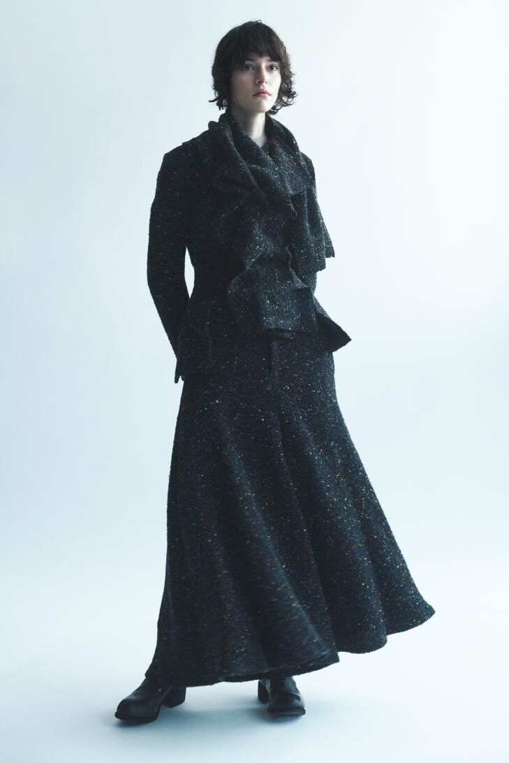 ヨウジヤマモトのツイードジャケットやスカート、流れるようなドレープ