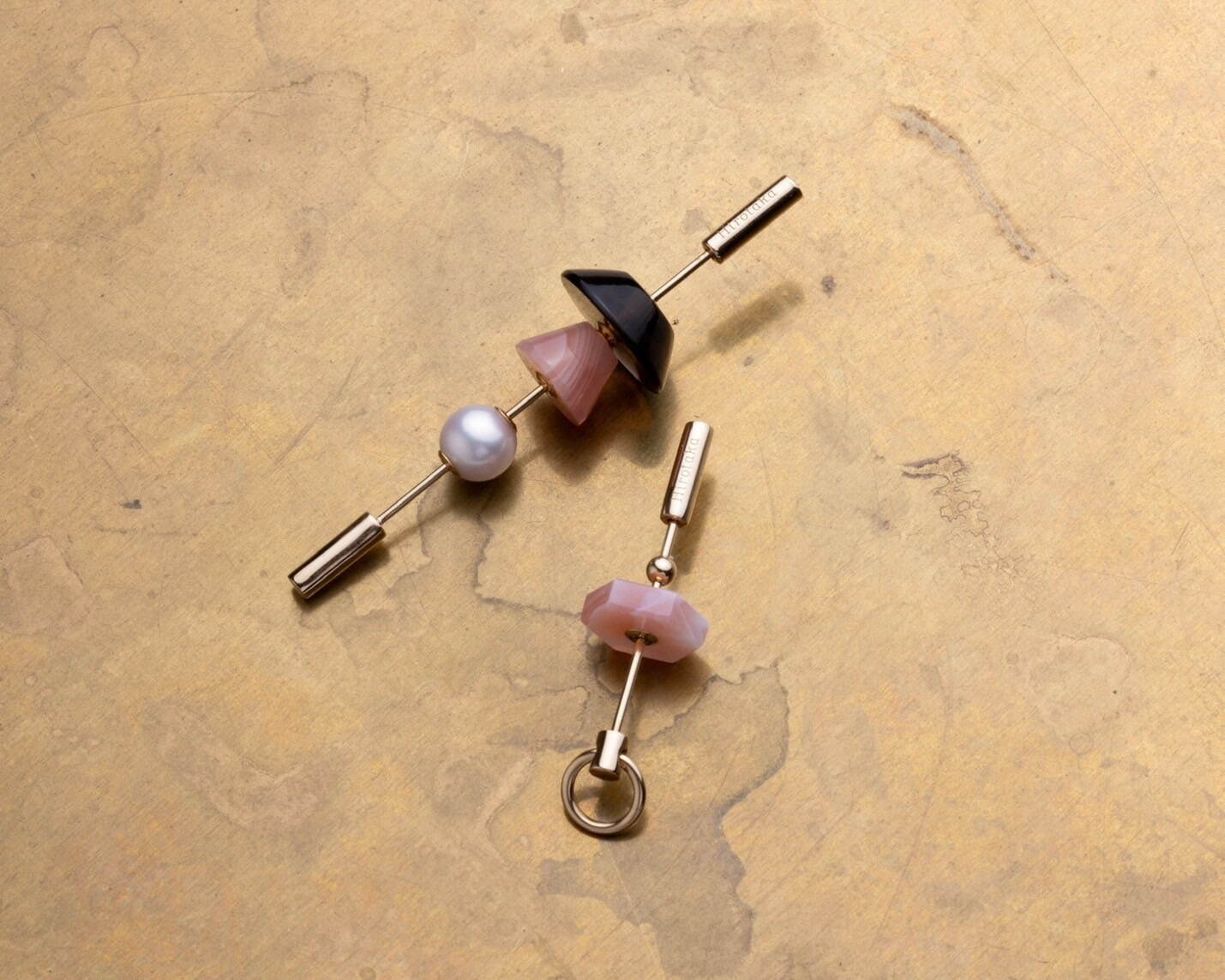 ヒロタカ、天然石を槍に通す「スピア」ピアス“桜の花びら”イメージの春