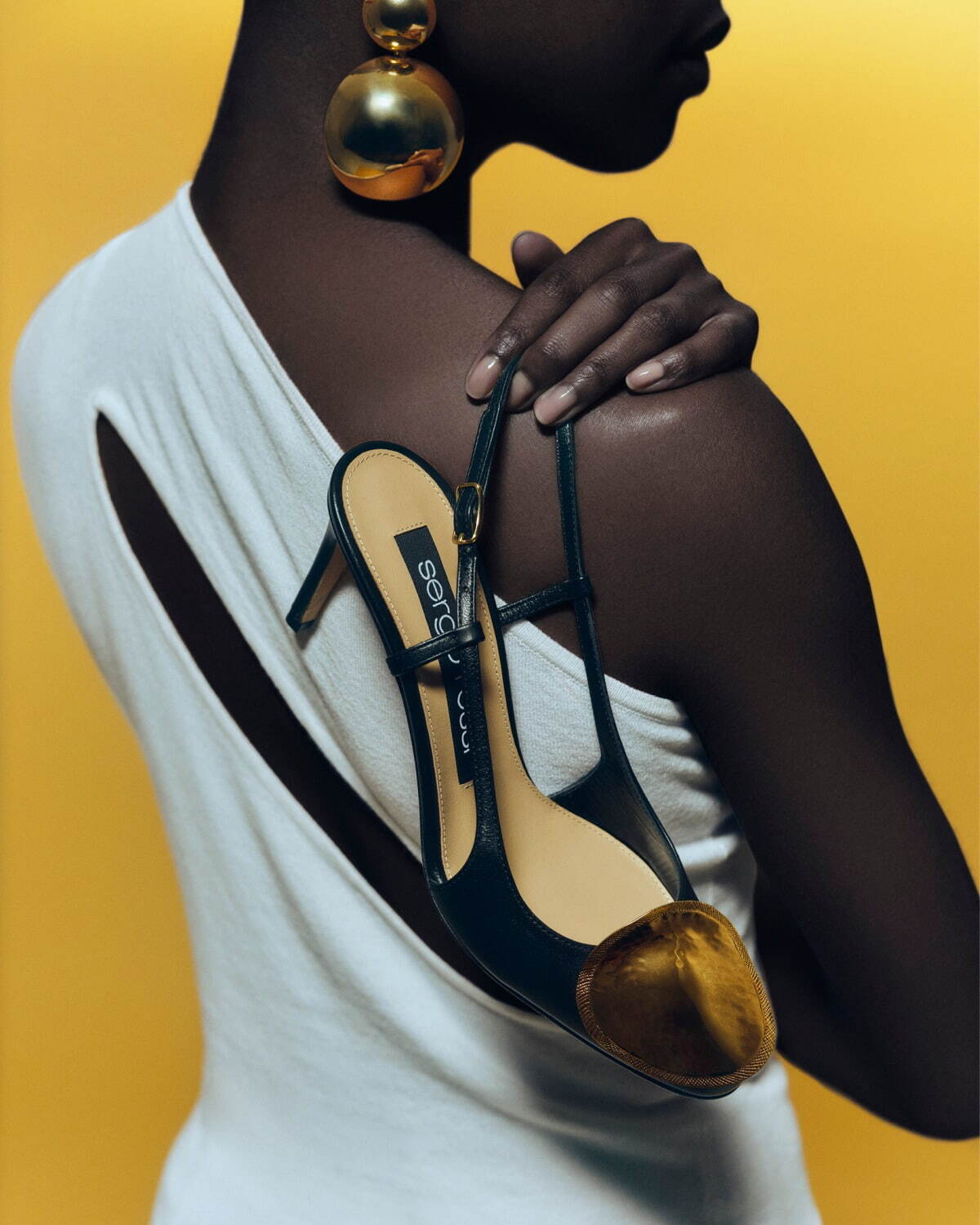 セルジオ ロッシ“夏の旅”着想シューズ、ゴールド装飾パンプス＆ペール