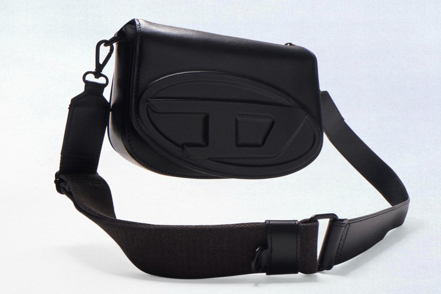 ディーゼル“Dロゴ”バッグ「ワンダー」ウォッシュドデニムorレザーの