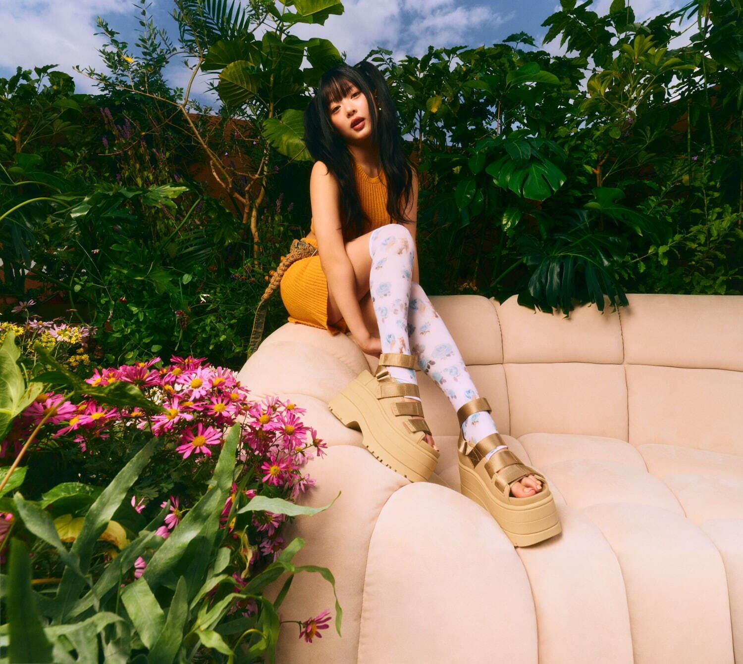 UGG25年春夏ウィメンズサンダル「ゴールデンライズ」特大厚底ソール×3