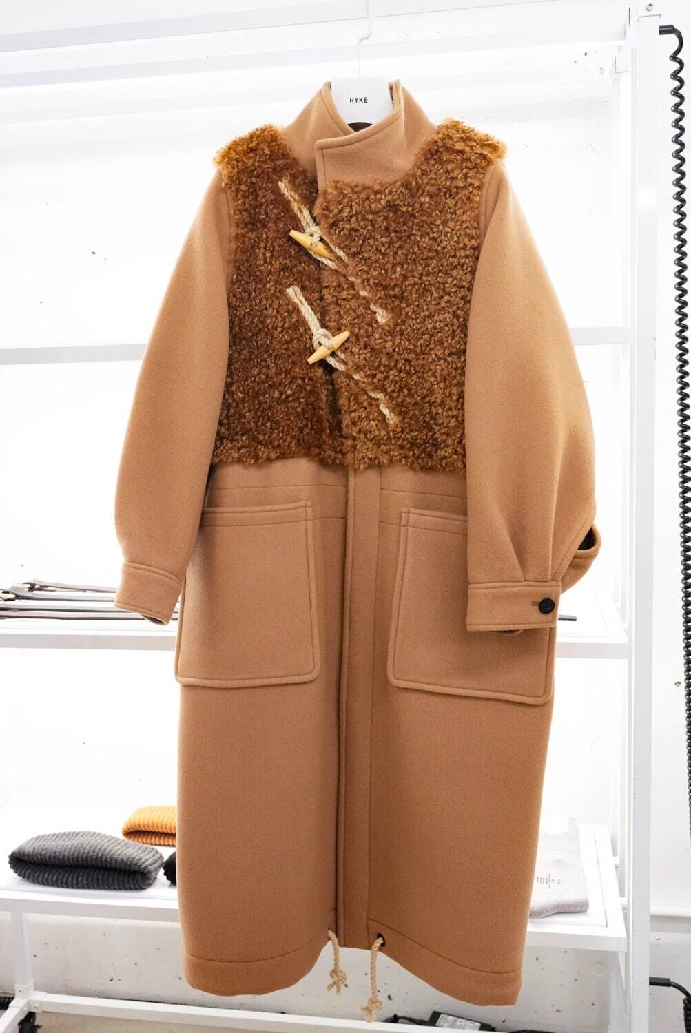 ハイク2025年秋冬の注目アウター、“ボア素材”の切り替えダッフルコート