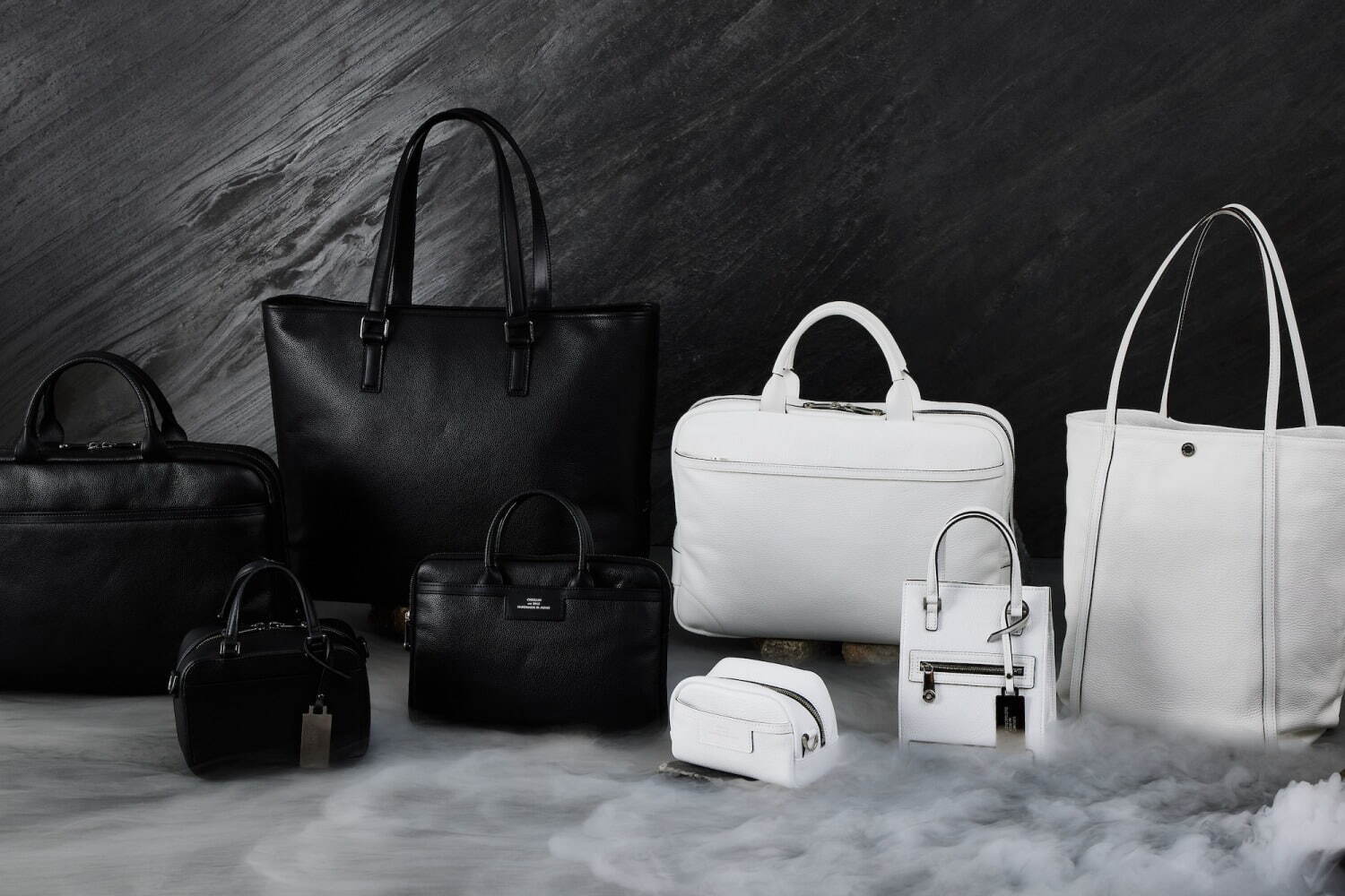 純白レザーバッグがアイコンの「クリーザン」新作は“黒一色”ブラック