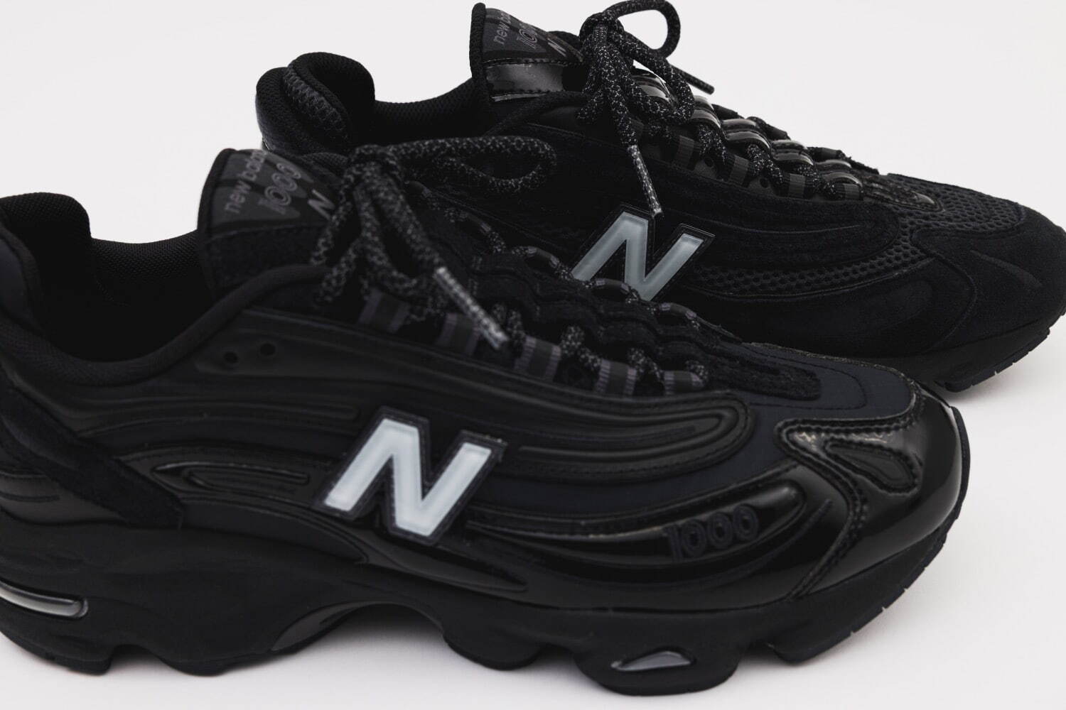 ニューバランスの流線形スニーカー「1000」“オールブラック”異素材