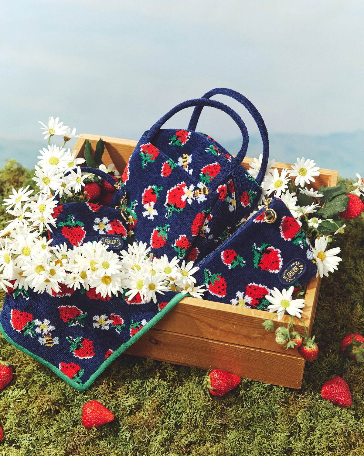 ミュベール × フェイラー“幸せ運ぶ”ハチとイチゴのミニボストンバッグ