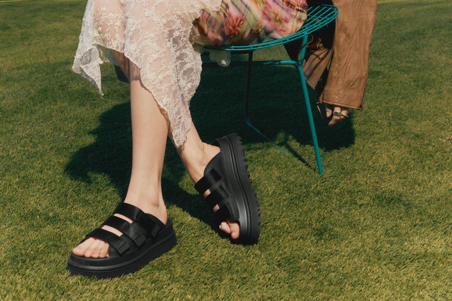 UGG25年春夏サンダル「ゴールデングロウ スライド」3連ストラップ×軽量