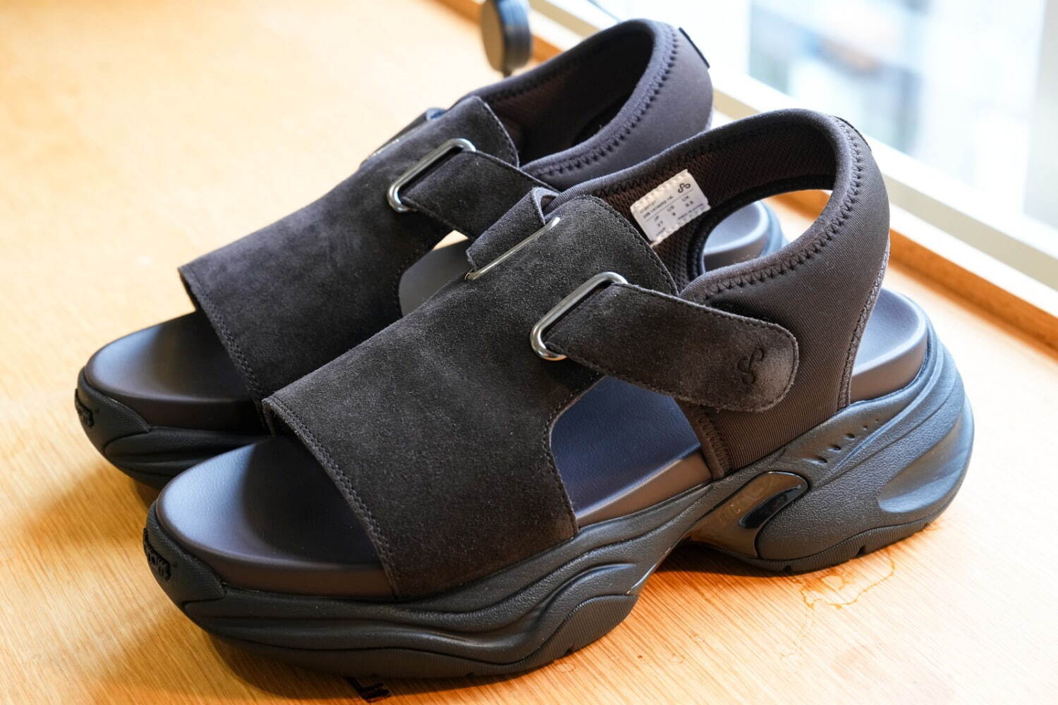 OAOの厚底サンダル「モノリス」新作、ブラックのマットレザーや