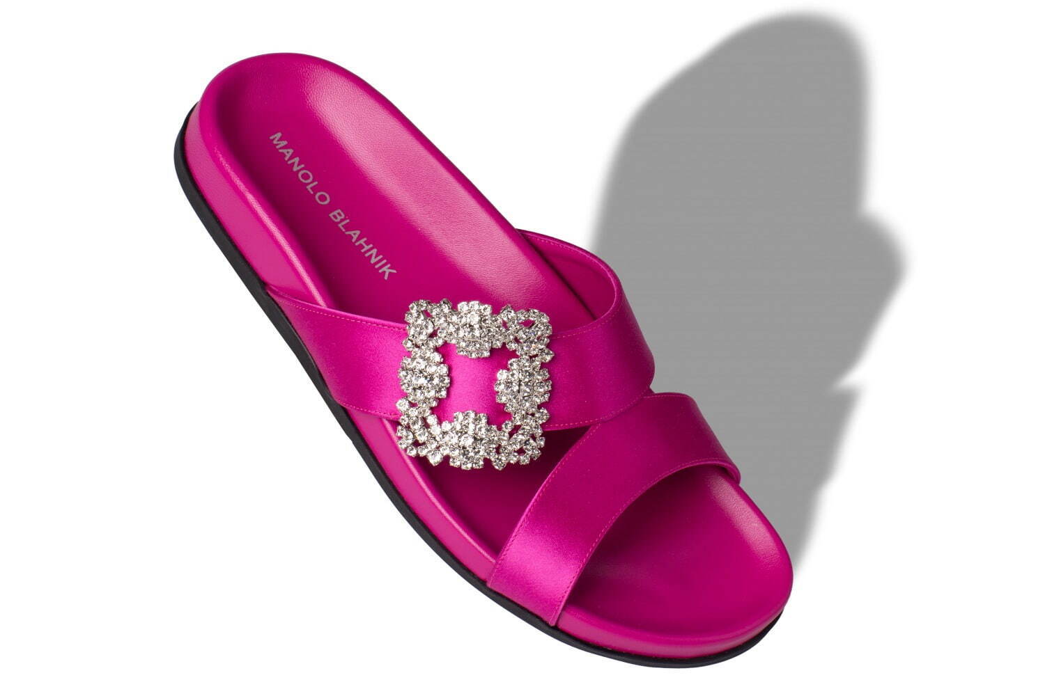 マノロ ブラニク“ビジュー煌めく”ウィメンズサンダル、贅沢サテン