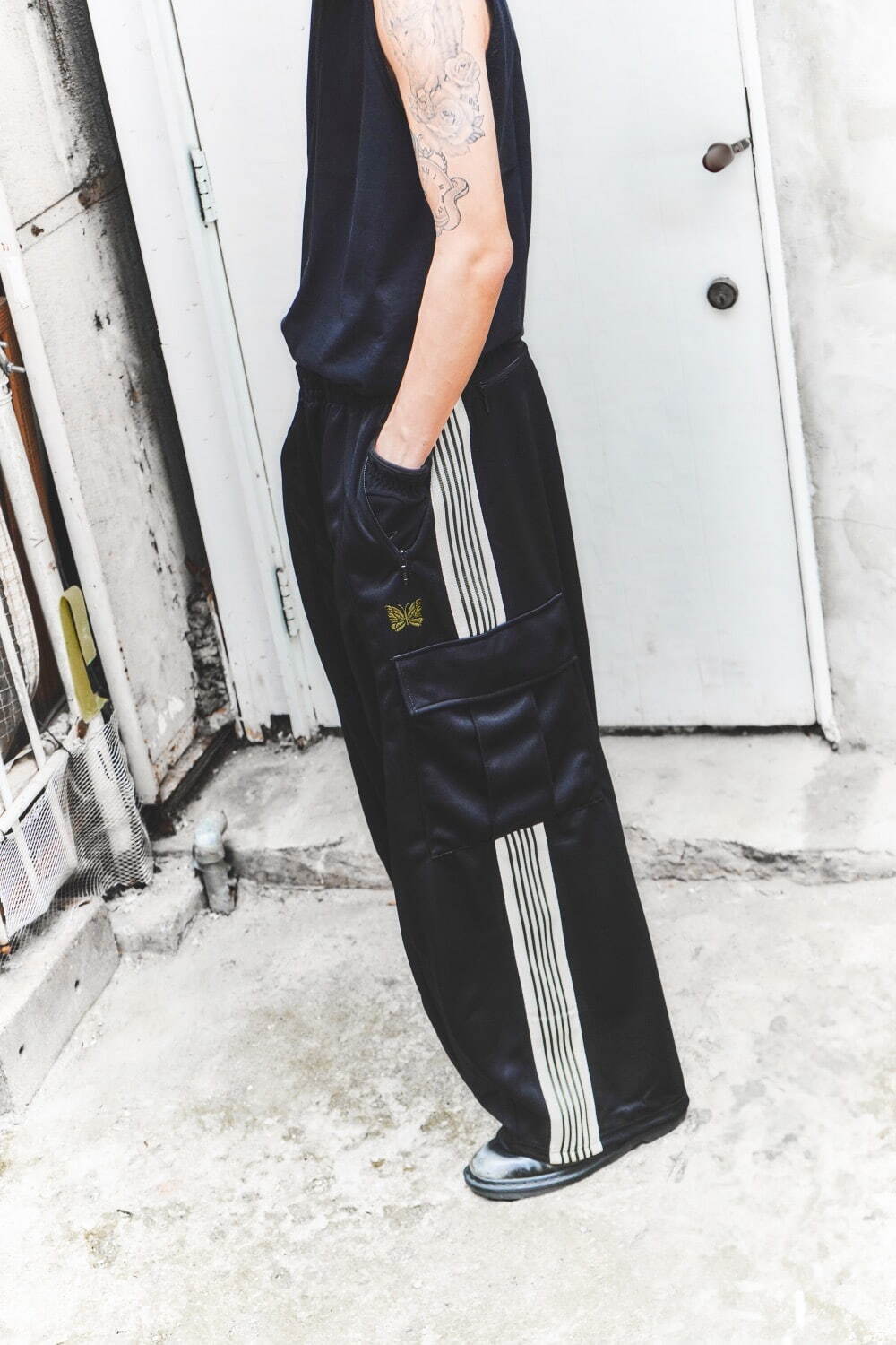 ニードルズ×ウィズム“グリーンの蝶柄刺繍”トラックパンツ、カーゴ