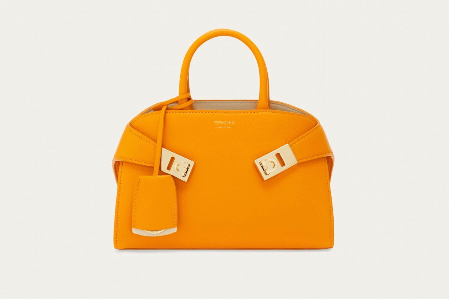 フェラガモから“ガンチーニ”配した台形ウィメンズバッグ＆ヴィヴィッド