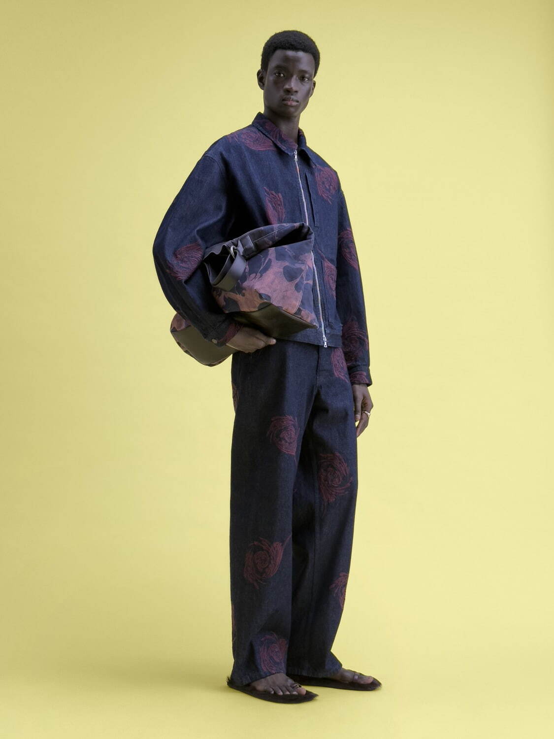 ドリス ヴァン ノッテン25年夏メンズウェア、“草花”刺繍のデニム