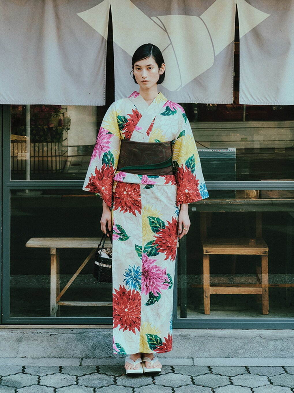 アメリ×ケイタマルヤマの“花柄”浴衣、大輪の花が咲き誇るブラック