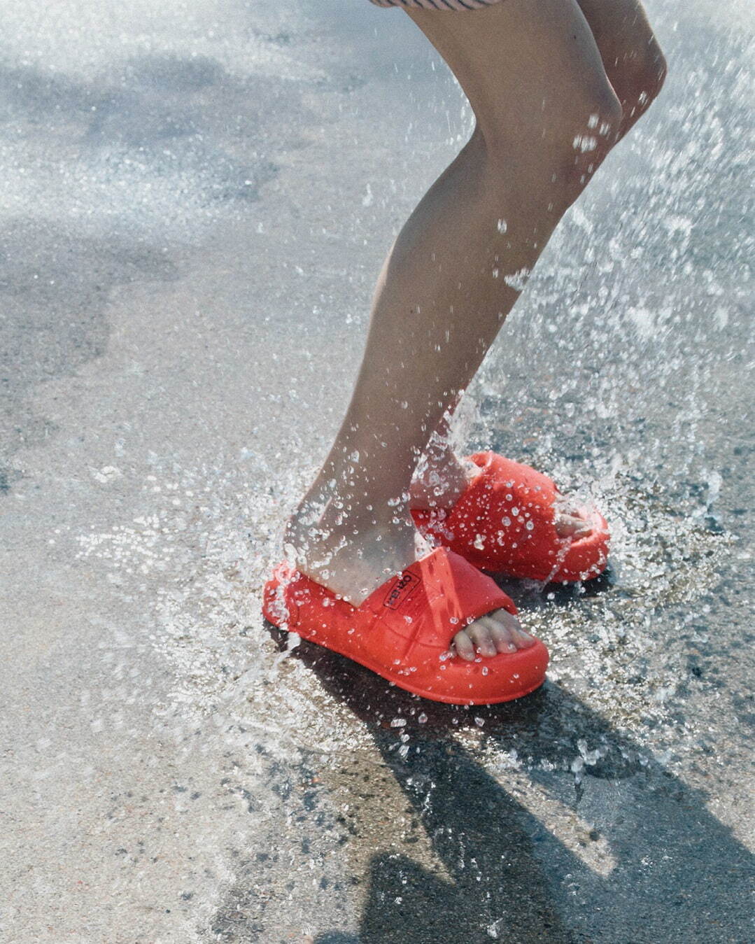 ケンゾー“ビーチの浮き具”風ふっくら厚底スライドサンダル＆ロゴ入り