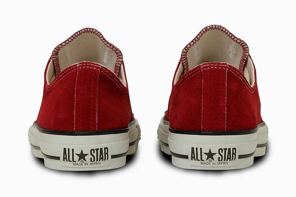 コンバースの日本製「オールスター」スニーカー、深みレッドのスエード
